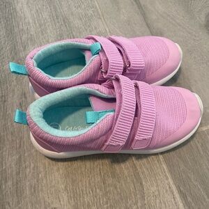 Adorable Cat and Jack size 11 toddler shoes. In brand new, excellent condition!